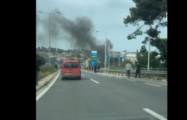 Ραφήνα: Αυτοκίνητο τυλίχθηκε στις φλόγες σε πρατήριο καυσίμων