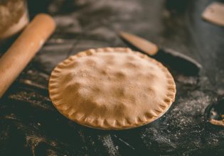 Δύο συνταγές για πίτες που θα «φορεθούν» στα τραπέζια που έρχονται