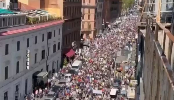 Ιταλία: Διαδήλωση του Κινήματος Πέντε Αστέρων κατά του πολέμου και των εξοπλισμών