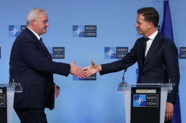 Ουκρανία: Ο ΥΠΕΞ Σιμπίχα προτρέπει το ΝΑΤΟ να ασκήσει μεγαλύτερη πίεση στη Ρωσία