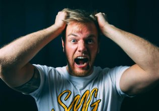 Ο τρόμος του 38%: Γιατί μας πιάνει πανικός όταν πέφτει η μπαταρία στο κινητό;