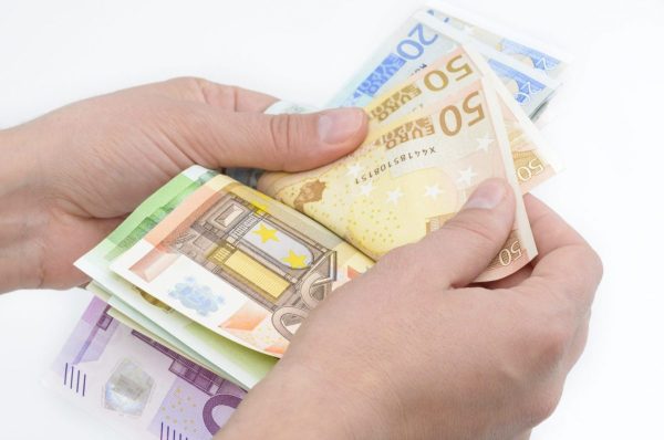 Eurostat: Μισθοί πείνας για το 25% των γυναικών και το 43% των νέων στην Ελλάδα