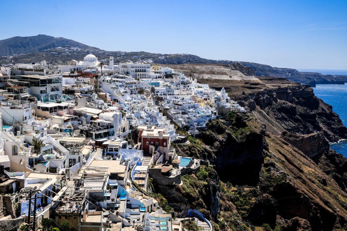 Πλήγμα στην τουριστική κίνηση της Σαντορίνης –  Βουτιά 34% στις αεροπορικές αφίξεις τον Απρίλιο