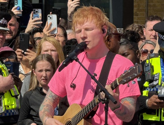 Εντ Σίραν: Έκανε έκπληξη στους θαυμαστές του – Τραγούδησε πάνω σε διώροφο λεωφορείο στο Λονδίνο