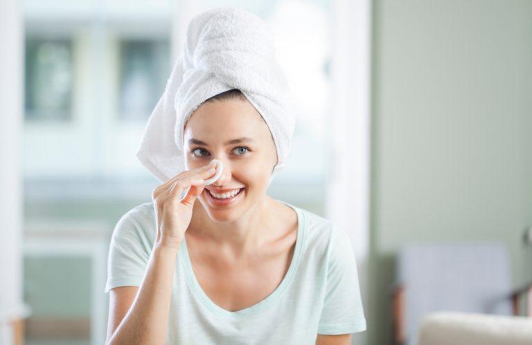 Γιατί δεν πρέπει να κοιμάσαι με μακιγιάζ;