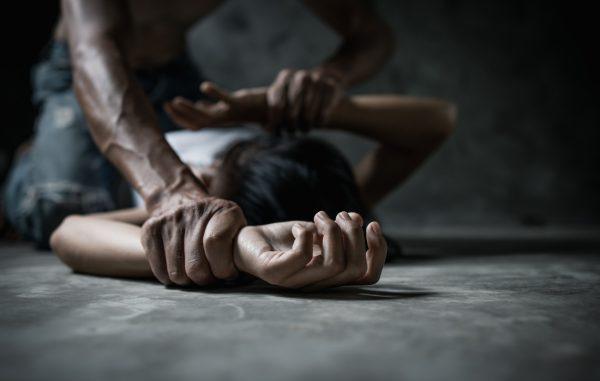 «Επικίνδυνη» πόλη η Αθήνα για τις γυναίκες: 99 υποθέσεις βιασμού μέσα σε ένα χρόνο