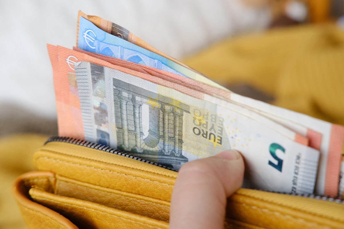 Κατώτατος μισθός: Πρεμιέρα με 880 ευρώ – Ποια επιδόματα αυξάνονται [γράφημα]