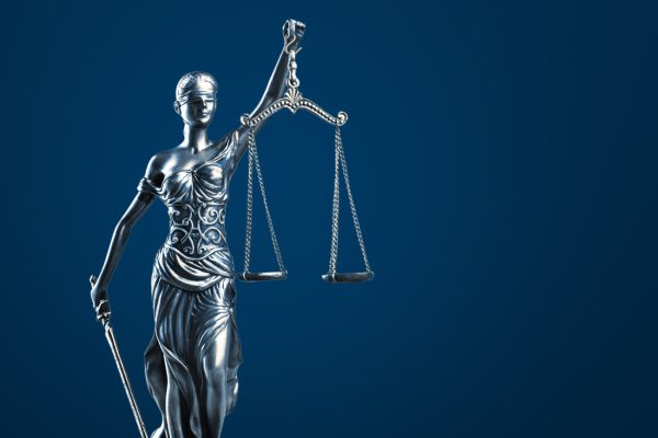 Μια παραπομπή που συγκρούεται με την κοινή λογική και τη νομολογία