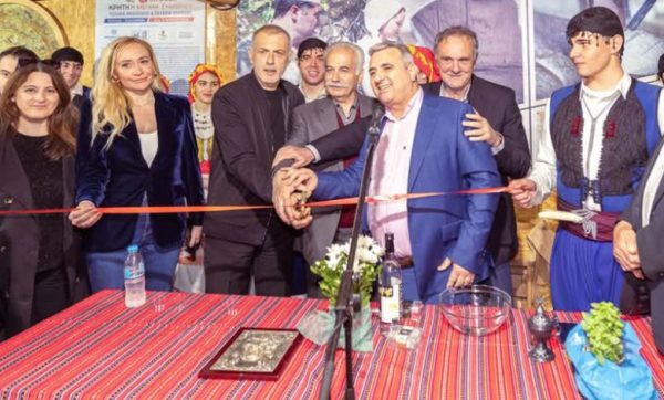 Έκθεση αφιερωμένη στην Κρήτη εγκαινίασε ο δήμαρχος Πειραιά