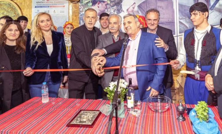 Έκθεση αφιερωμένη στην Κρήτη εγκαινίασε ο δήμαρχος Πειραιά