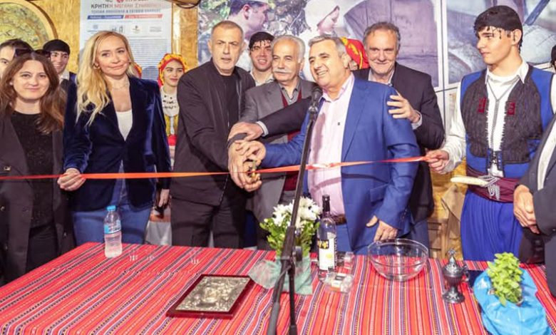 Έκθεση αφιερωμένη στην Κρήτη εγκαινίασε ο δήμαρχος Πειραιά