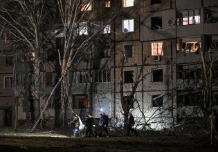 Ουκρανία: 18 νεκροί μετά από πυραυλικό πλήγμα της Ρωσίας – «Η Μόσχα δεν θέλει κατάπαυση του πυρός» λέει ο Ζελένσκι