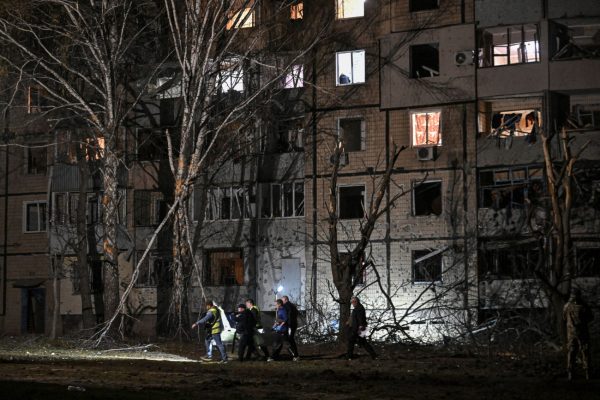 Ουκρανία: 18 νεκροί μετά από πυραυλικό πλήγμα της Ρωσίας – «Η Μόσχα δεν θέλει κατάπαυση του πυρός» λέει ο Ζελένσκι