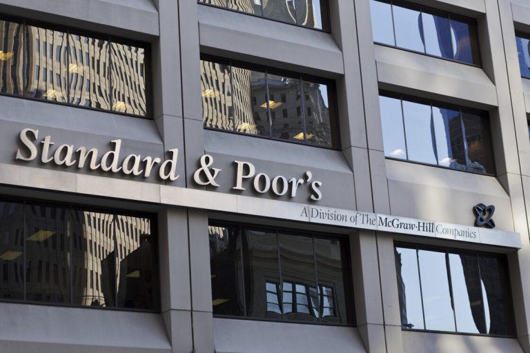 S&P: Έκανε την έκπληξη – Αναβάθμισε την Ελλάδα στο δεύτερο σκαλοπάτι της επενδυτικής βαθμίδας