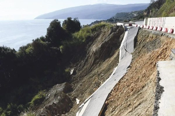 Διαμάχη Κουρέτα – Αγοραστού για τον δρόμο που κατέρρευσε: «Ψεύδεται o περιφερειάρχης» – «Ο εισαγγελέας θα τα βρει όλα»