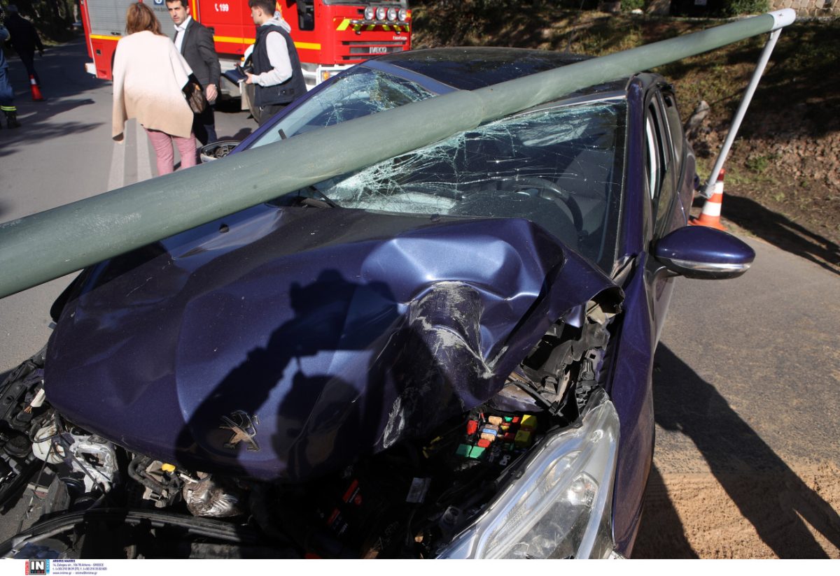 Τροχαίο στην Εκάλη: Οδηγός αυτοκινήτου έπεσε πάνω σε κολόνα φωτισμού – Διακοπή κυκλοφορίας