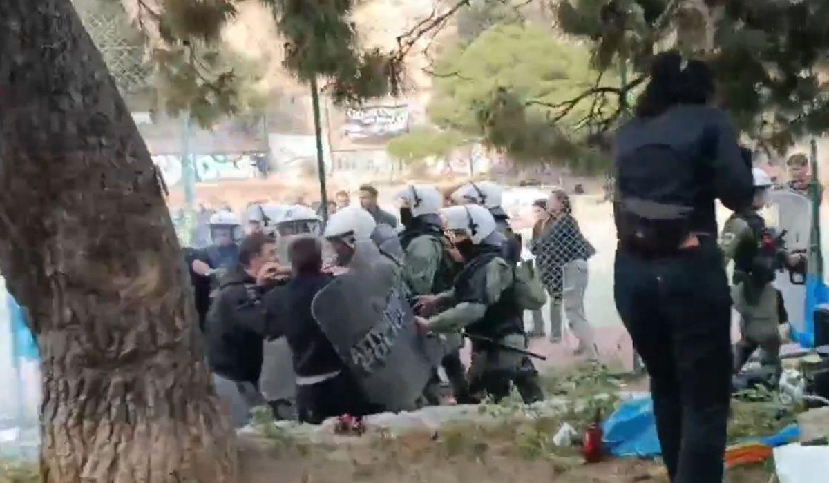 Εξάρχεια: Ένταση στον Λόφο του Στρέφη – Καταγγελίες για κρότου λάμψης από τα ΜΑΤ ενώ έπαιζαν μικρά παιδιά