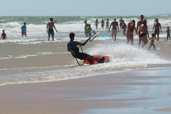 Ισπανικό νησί απαγορεύει τα ηχεία στις παραλίες και επιβάλει βαριά πρόστιμα