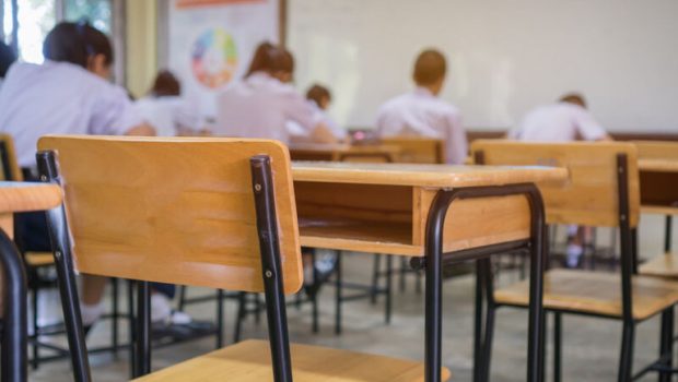 Γαλλία: Αυστηροποιεί την απαγόρευση των κινητών στα σχολεία – «Το μέτρο αυτό είναι απαραίτητο»