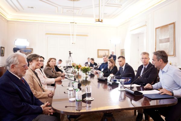 Συνάντηση Μητσοτάκη με Έλληνες γιατρούς για την αναγνώριση ειδικότητας που έχει αποκτηθεί στις ΗΠΑ