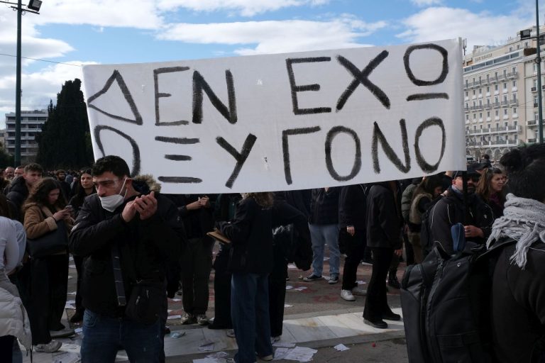 Ένα φάντασμα πλανιέται πάνω από τη χώρα: ο… «αντισυστημισμός»