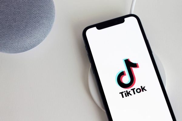 Παγώνει οποιαδήποτε συμφωνία για το TikTok λόγω δασμών