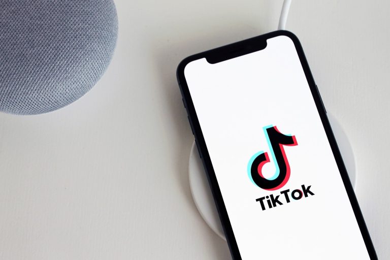 Παγώνει οποιαδήποτε συμφωνία για το TikTok λόγω δασμών
