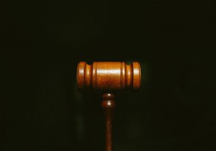Απάτη: Γνωστός δικηγόρος καταγγέλλεται πως απέσπασε χιλιάδες ευρώ από μετανάστες