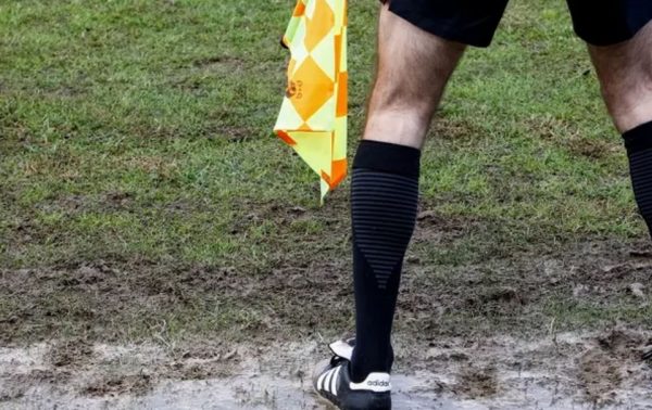 Χάος σε αγώνα τοπικού πρωταθλήματος: Εισβολή οπαδών, τραυματισμοί και διακοπή (vid)