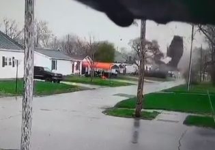 ΗΠΑ: Η στιγμή που ανεμοστρόβιλος στην Ιντιάνα παίρνει σκεπές σπιτιών [βίντεο]