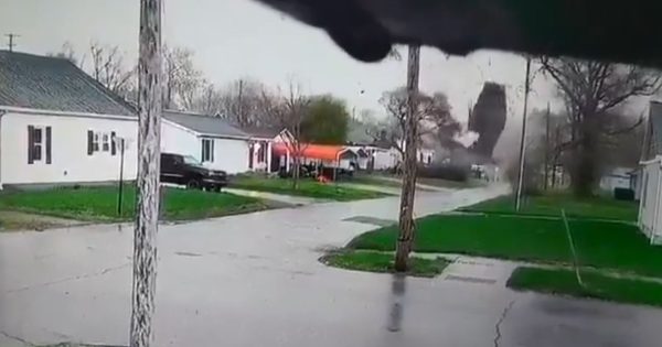 ΗΠΑ: Η στιγμή που ανεμοστρόβιλος στην Ιντιάνα παίρνει σκεπές σπιτιών [βίντεο]