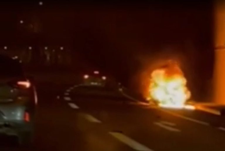 Τροχαίο με μηχανή που τυλίχθηκε στις φλόγες στην Αττική Οδό  – Σε σοβαρή κατάσταση ο οδηγός