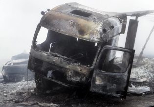 Κοζάνη: Συγκλονίζουν οι μαρτυρίες οδηγών για το τραγικό δυστύχημα – Το προβληματικό e-pass, η ομίχλη και η νταλίκα