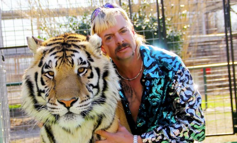 «Γνωρίστε τον σύζυγό μου» – Ο Joe Exotic του Tiger King παντρεύτηκε συγκρατούμενό του στη φυλακή