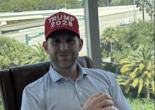 Κυκλοφόρησαν καπελάκια Trump 2028 που παραπέμπουν… σε τρίτη προεδρική θητεία