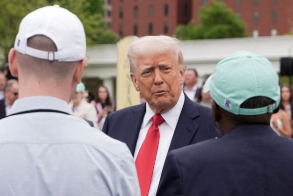 Η δημοτικότητα του Τραμπ υποχωρεί στο χαμηλότερο επίπεδο μετά την επιστροφή του στον Λευκό Οίκο