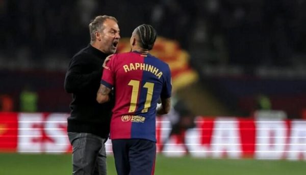 Έξαλλος με συμπαίκτες και διαιτητή ο Ραφίνια – Τον «κάλυψε» ο Φλικ (vid)