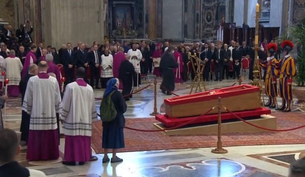 Πάπας: Η μοναχή που έσπασε το πρωτόκολλο και πλησίασε το φέρετρο – Ο συγκινητικός αποχαιρετισμός της