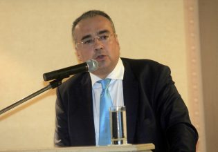 Δημήτρης Βερβεσός: «Προσπάθεια αποπροσανατολισμού», απαντά στα περί «απόκρυψης έκθεσης» για τα Τέμπη