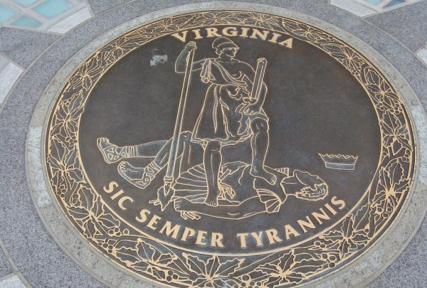 Απαγορεύονται οι γυμνόστηθες θεότητες: Σχολική περιφέρεια του Τέξας απαγόρευσε την σημαία της Βιρτζίνια