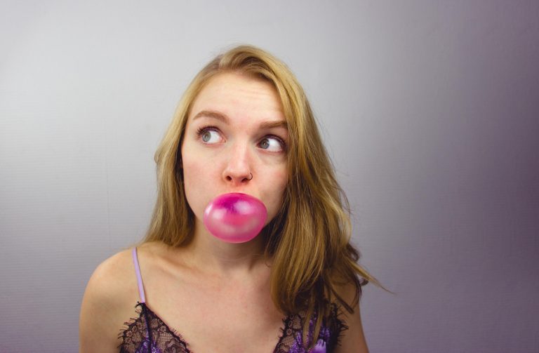 «Αντι-ιική τσίχλα» βάζει φρένο στη μετάδοση της γρίπης και του έρπητα