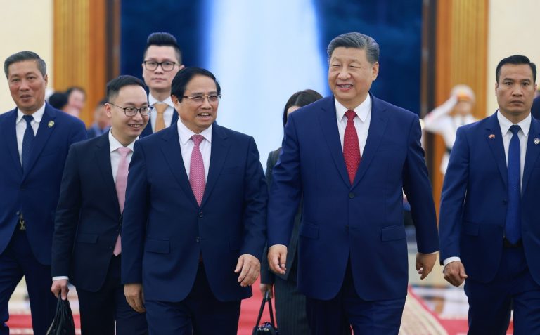 Σι Τζινπίνγκ: Καλεί το Βιετνάμ να αντιταχθεί μαζί με την Κίνα στον «εκφοβισμό» των ΗΠΑ