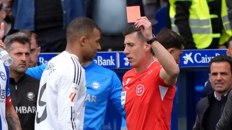 Πόσο αναμένεται να μείνει εκτός ο Εμπαπέ μετά την αποβολή του με την Αλαβές (pics)