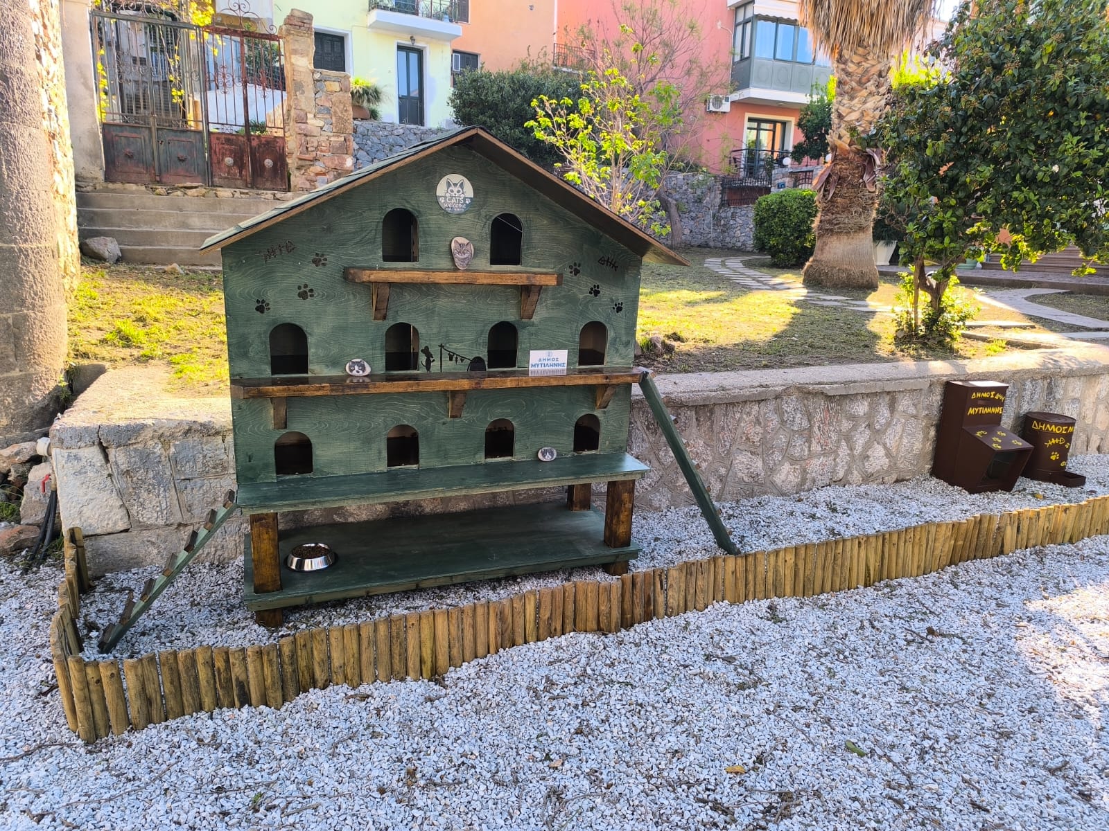 Σπιτάκια, ποτίστρες και ταΐστρες για τα αδέσποτα ζώα συντροφιάς στη Μυτιλήνη