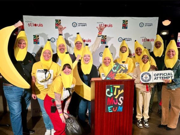 Ρεκόρ Γκίνες: Εκατοντάδες άτομα φόρεσαν καπέλα μπανάνας σε μουσείο