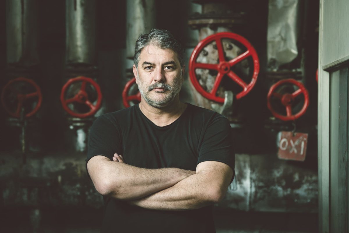 Ο Βασίλης Μπισμπίκης αποκτά νέα θεατρική στέγη στις «Κλωσταί Πεταλούδα-Μουζάκης»