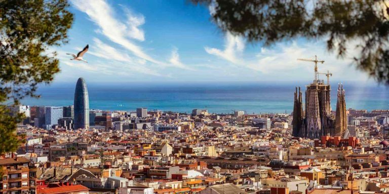 Ισπανία: Επενδυτές και Airbnb πυροδοτούν τη στεγαστική κρίση – Τι μέτρα παίρνει η Βαρκελώνη