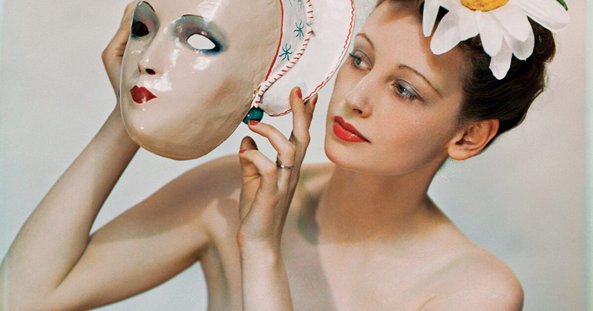 Η φωτογράφος που το 1935 μεταμόρφωσε τις Αγγλίδες αριστοκράτισσες σε Ελληνίδες θεές