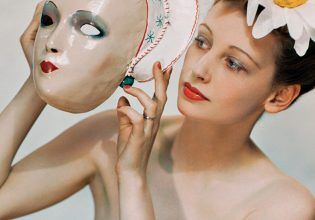 Η φωτογράφος που το 1935 μεταμόρφωσε τις Αγγλίδες αριστοκράτισσες σε Ελληνίδες θεές