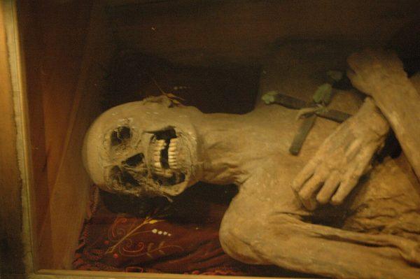 Το μυστήριο του «αποξηραμένου ιερέα» λύθηκε: Η ζωή και o θάνατος της ασυνήθιστης μούμιας των Άλπεων